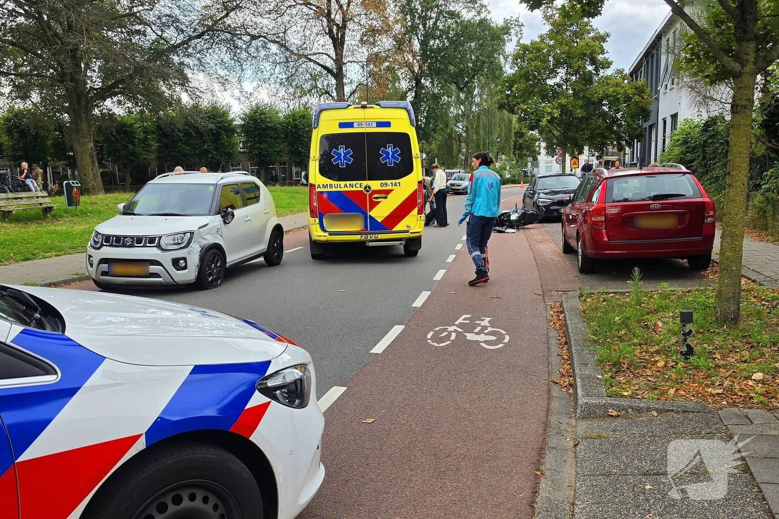 Scooter en auto botsen met letsel tot gevolg