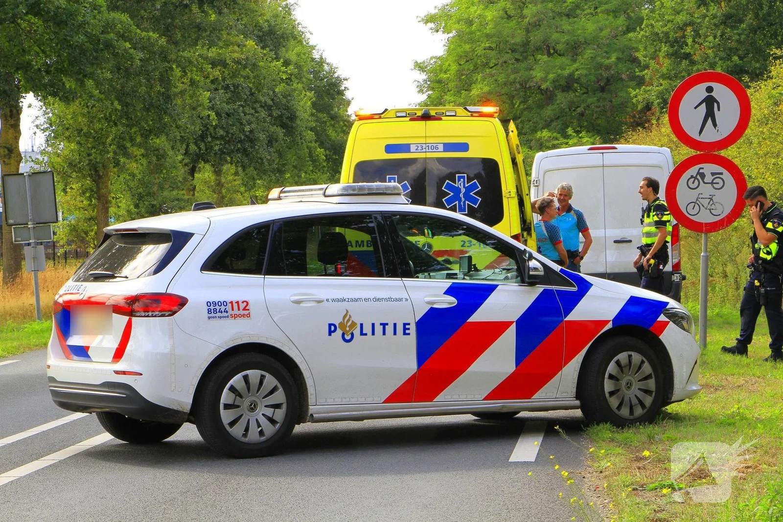 Fietser zwaargewond bij aanrijding met bestelbus