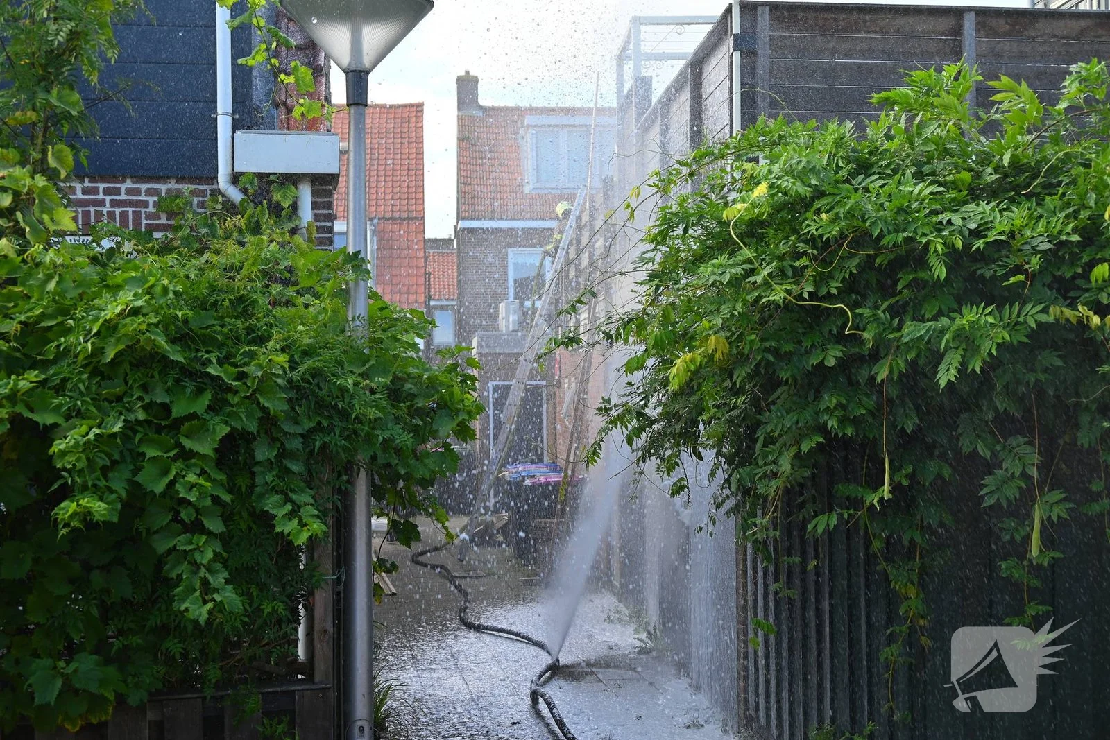 Brandweerslang klapt tijdens blussen woningbrand