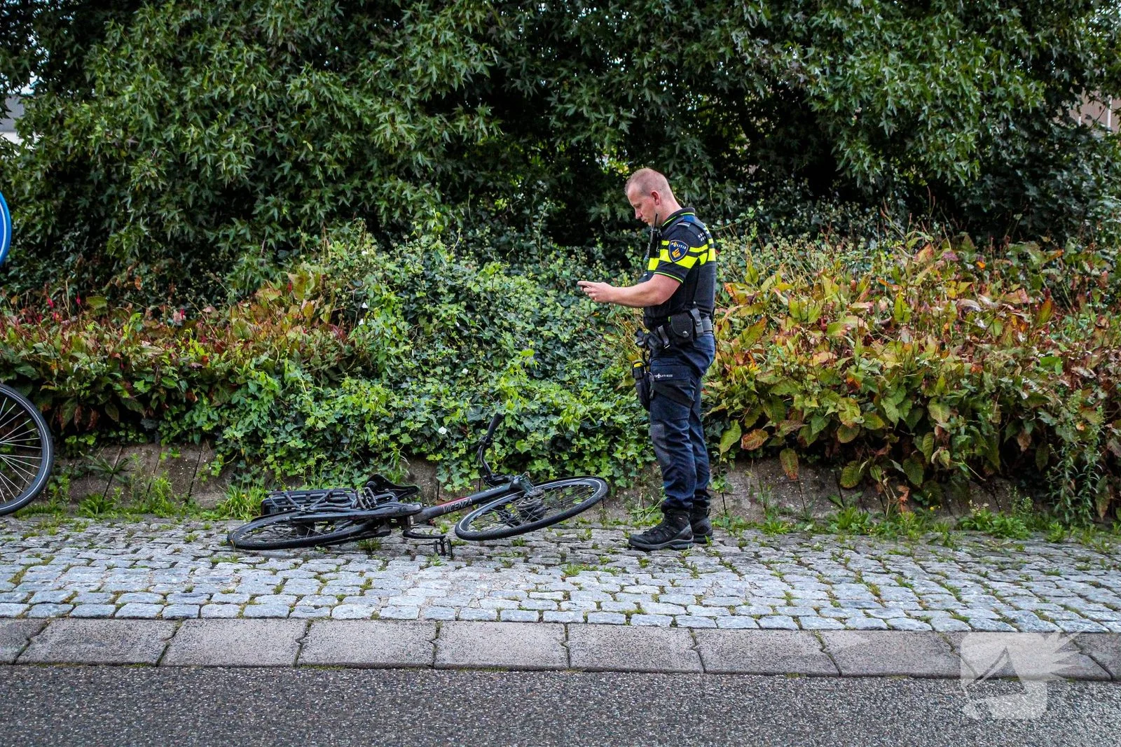 Fietser en automobilist botsen