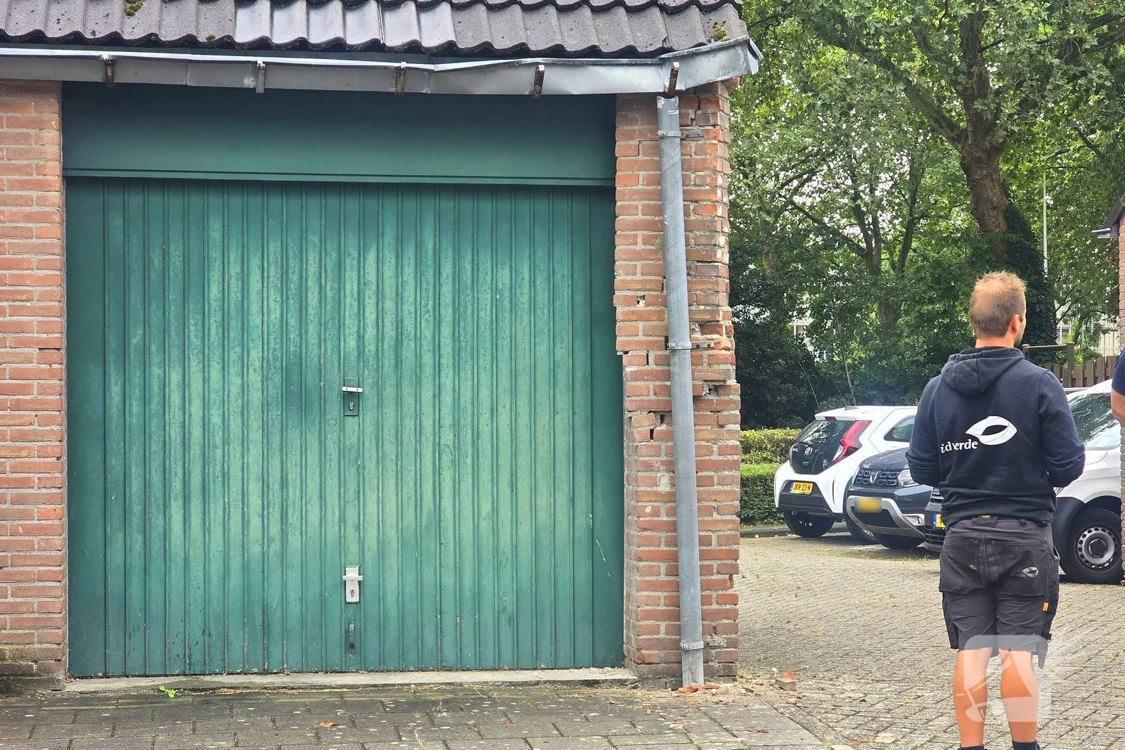 Muur van garagebox ontzet