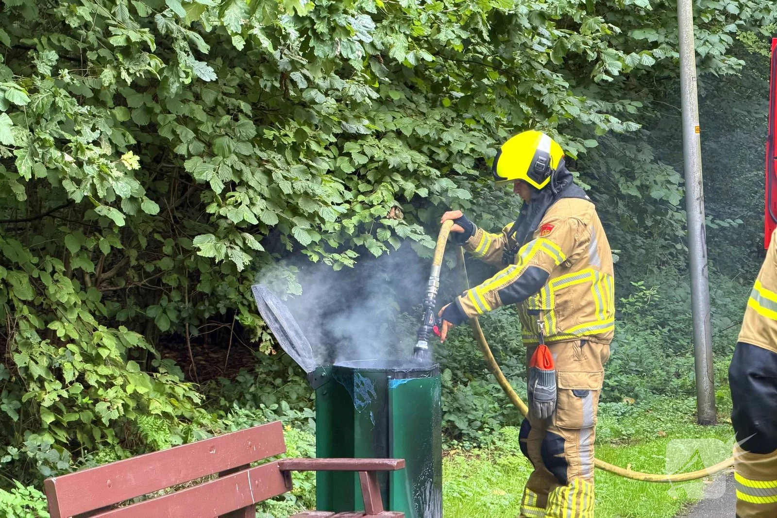 Prullenbak vat opnieuw vlam, brandweer opnieuw ingezet