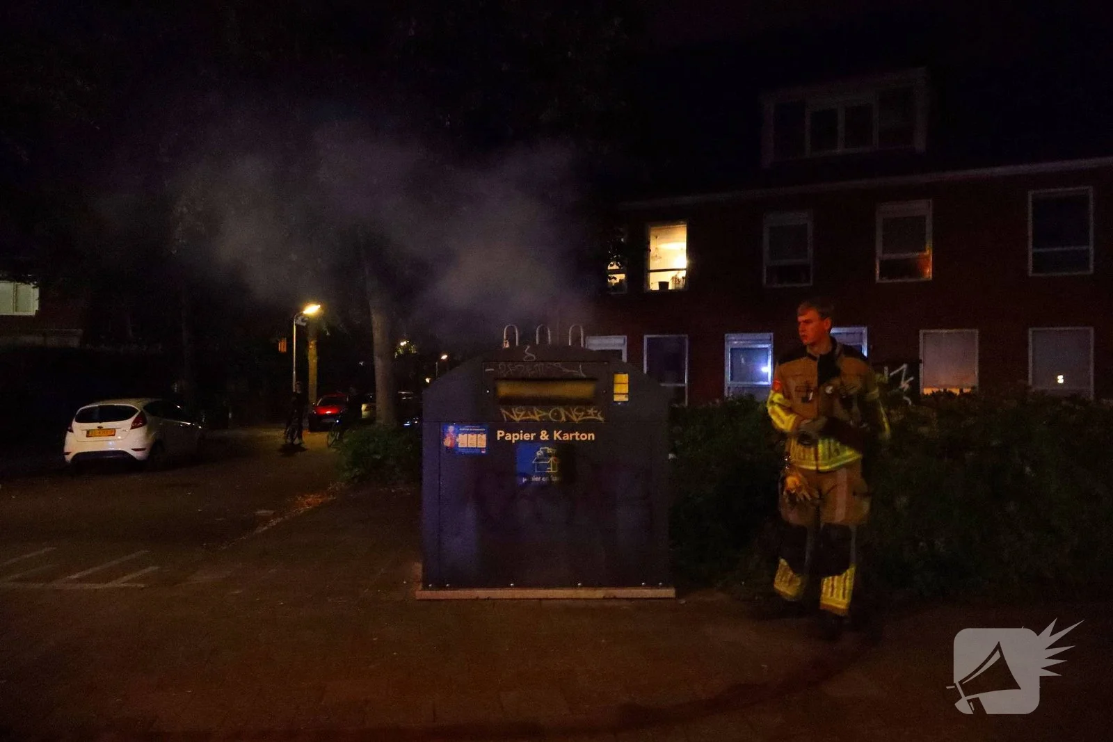 Brandweer blust containerbrand