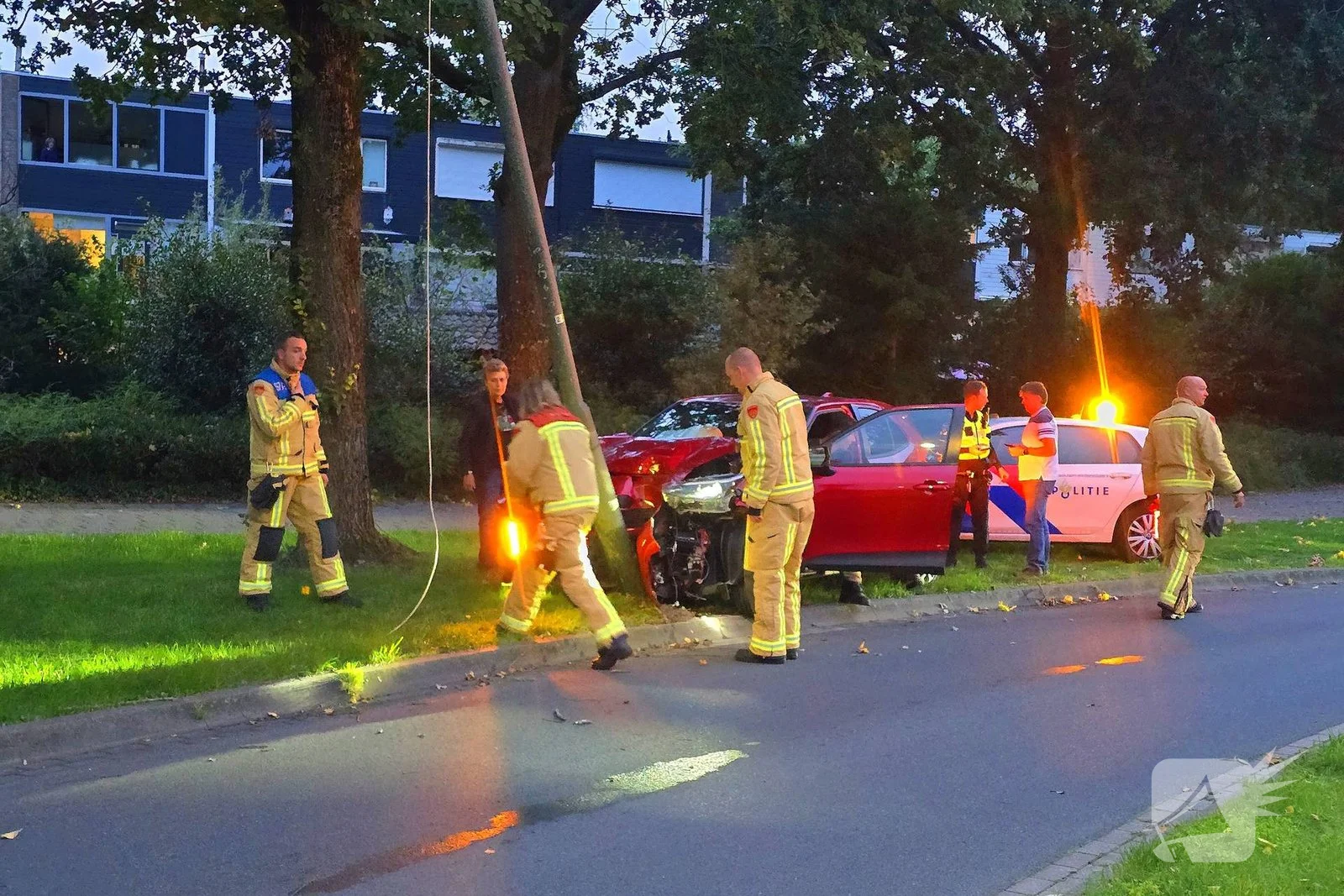 Automobilist raakt van weg en knalt tegen lantaarnpaal