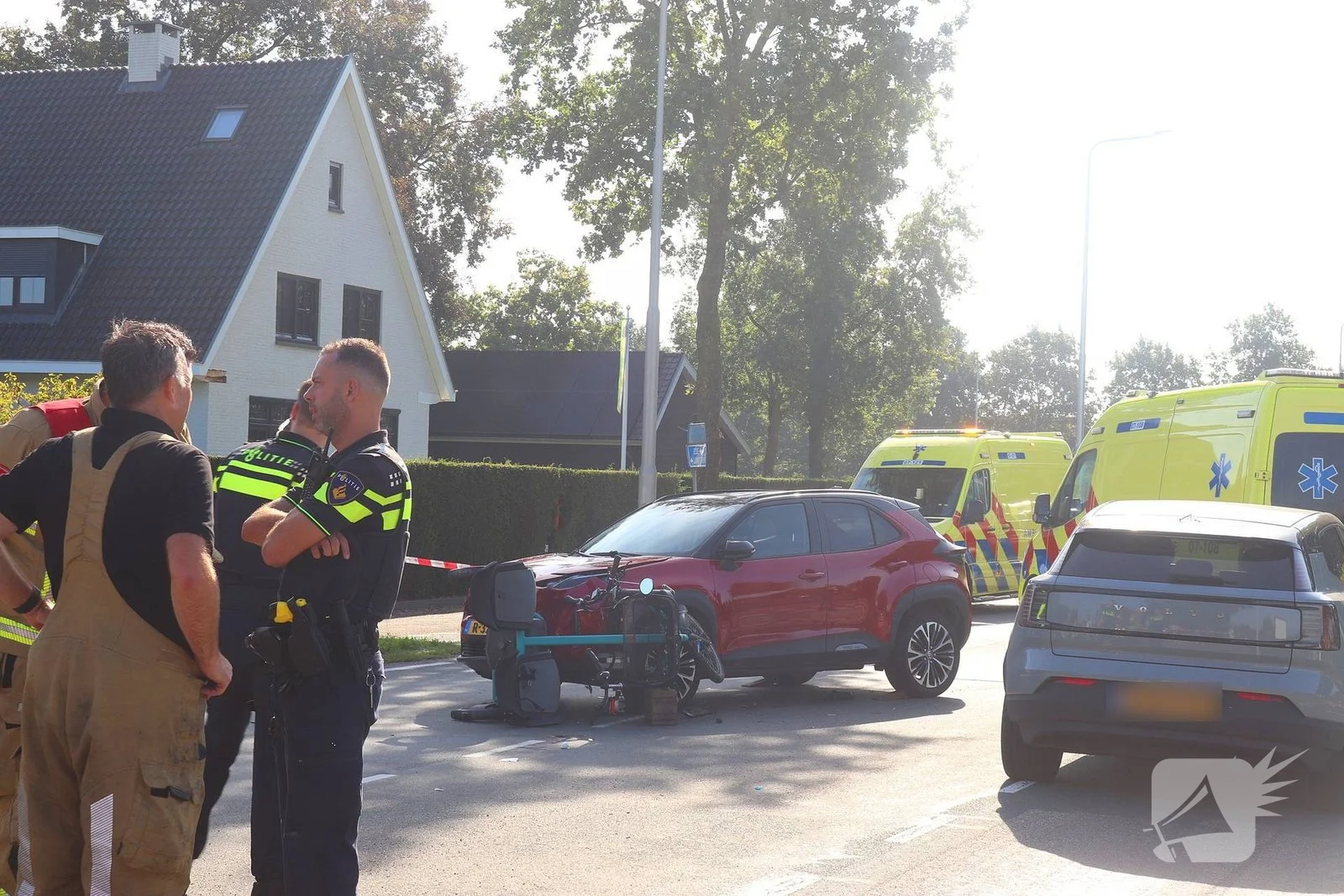 Driewielerduofiets en auto botsen