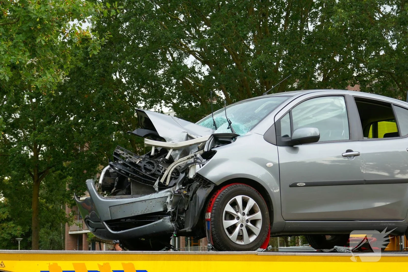 Auto botst tegen voetgangersbrug
