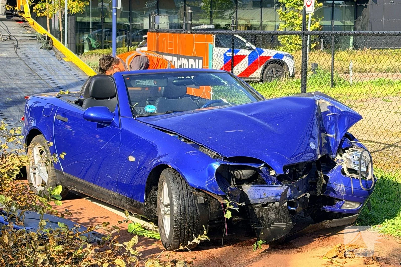 Auto botst door boom tijdens ongeval