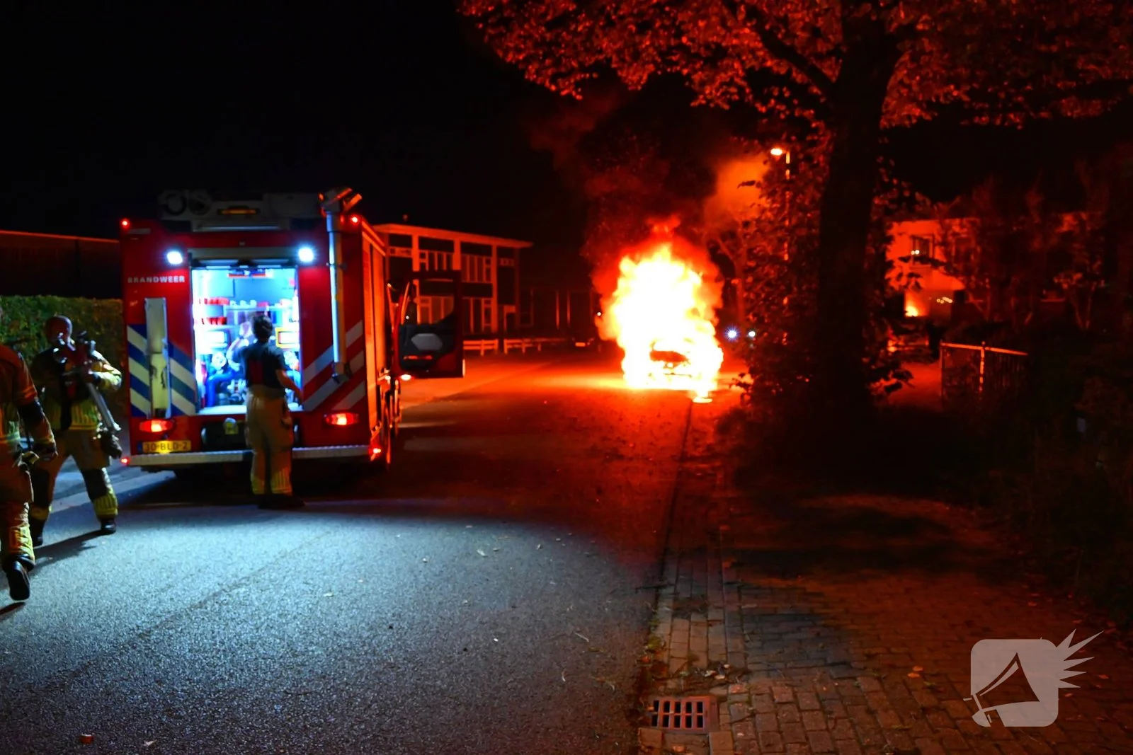 Brandweer blust brand in voertuig