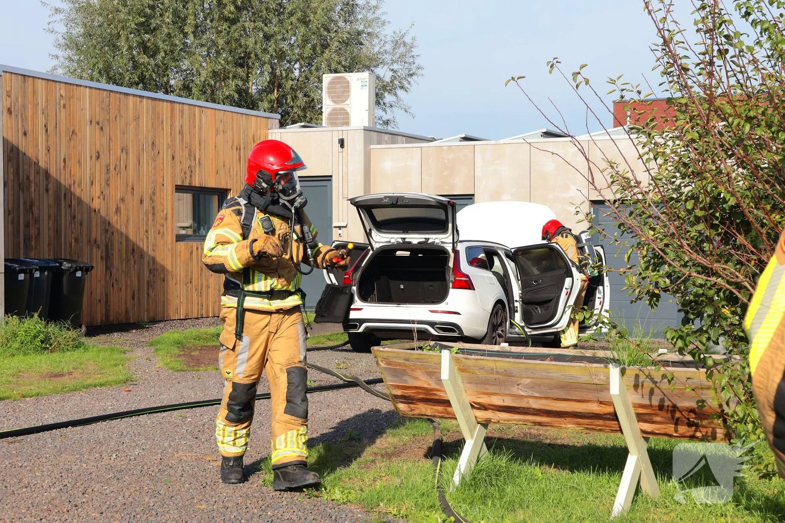 Hybride auto in brand door accupakket