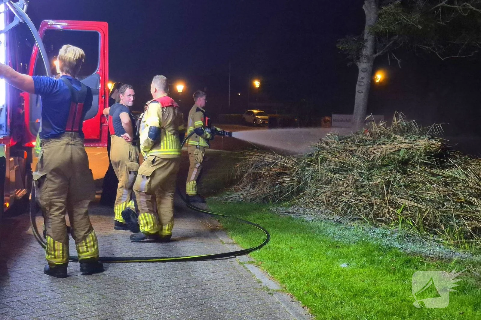 Brandende takken snel geblust
