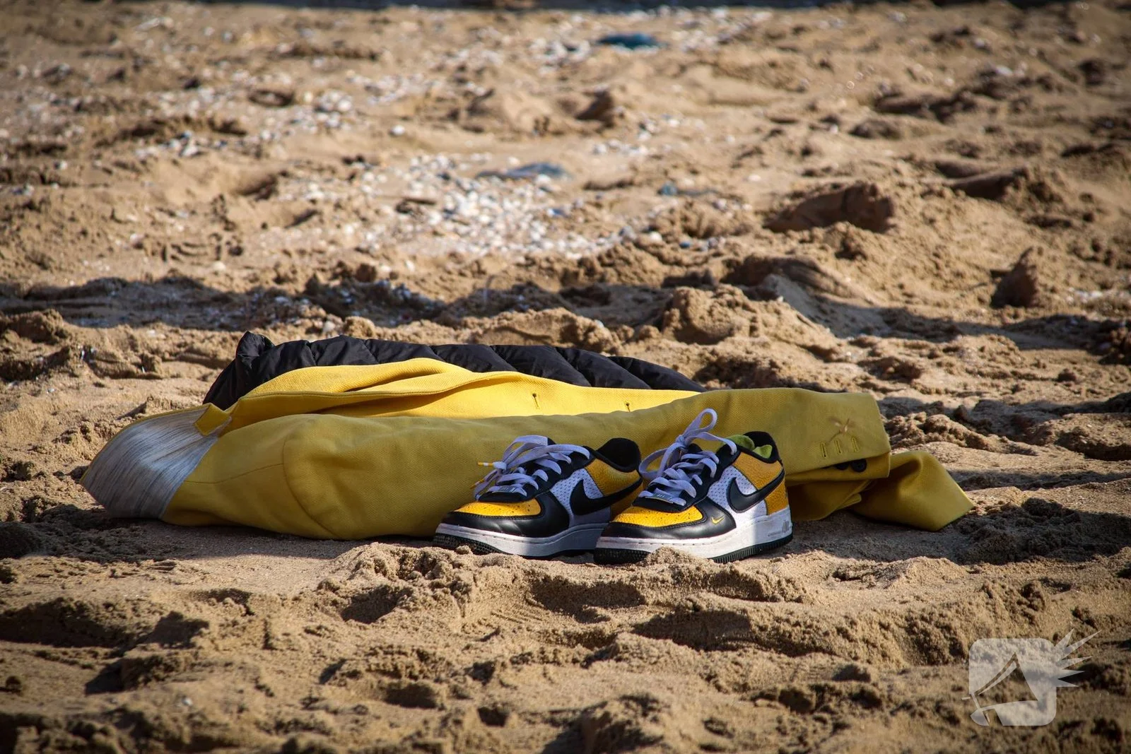 Hulpdiensten ingezet voor achtergelaten kleding op strand
