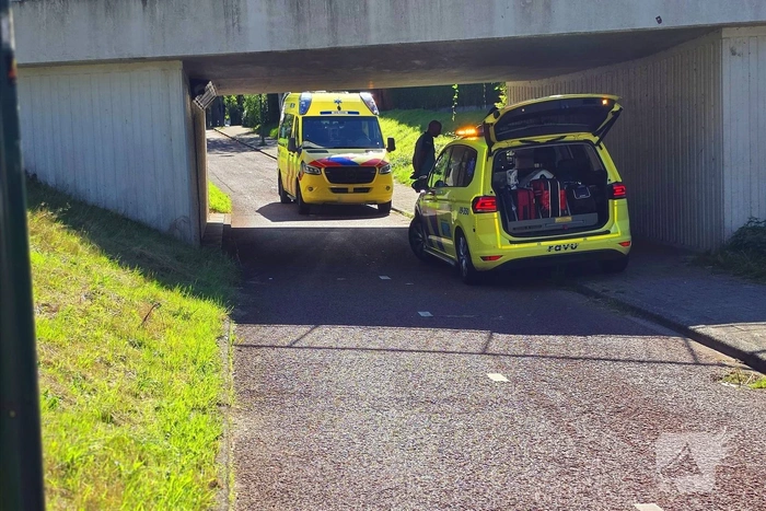Persoon komt ten val in een tunnel
