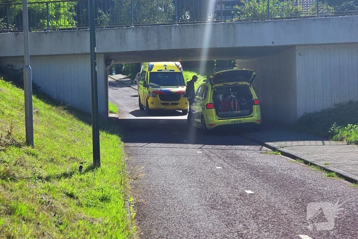 Persoon komt ten val in een tunnel