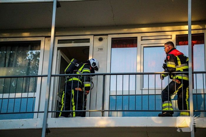 Brandweer forceert deur na brandende kaars