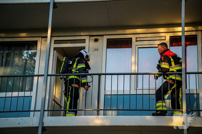 Brandweer forceert deur na brandende kaars