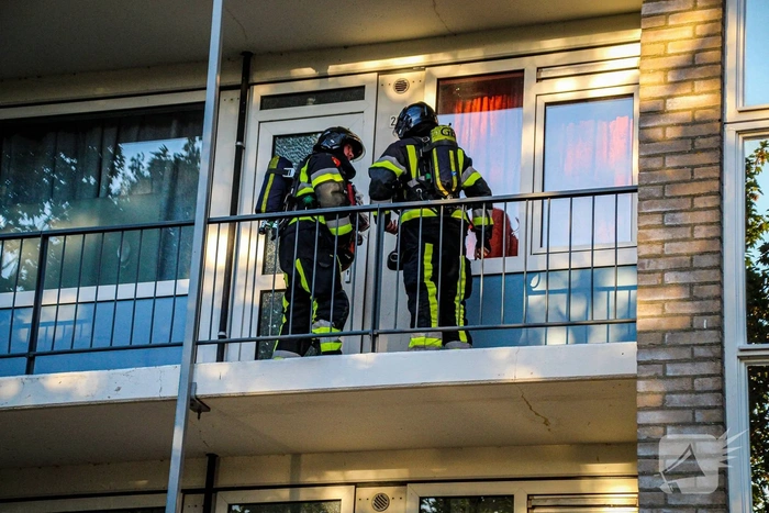 Brandweer forceert deur na brandende kaars