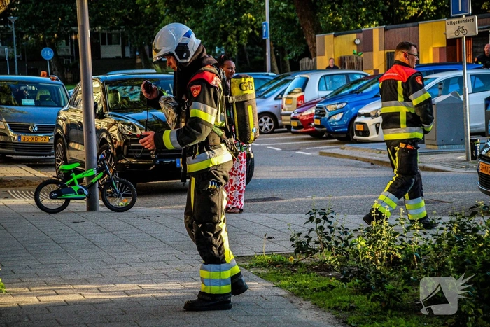 Brandweer forceert deur na brandende kaars