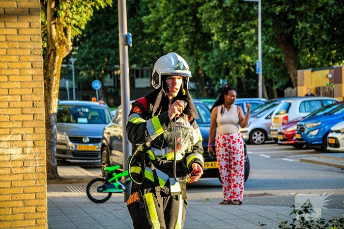 Brandweer forceert deur na brandende kaars