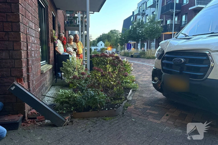 Bezorgbus botst tegen gevel woning