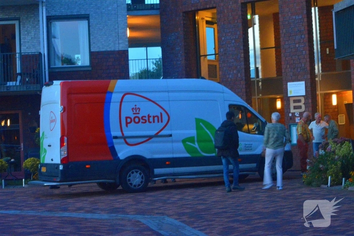 Bezorgbus botst tegen gevel woning