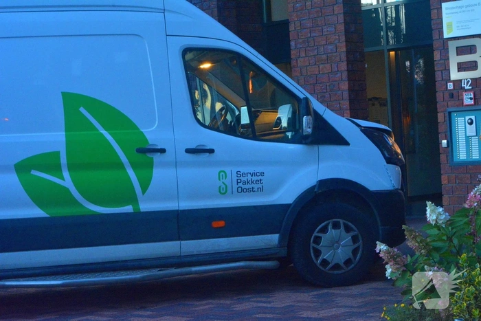 Bezorgbus botst tegen gevel woning