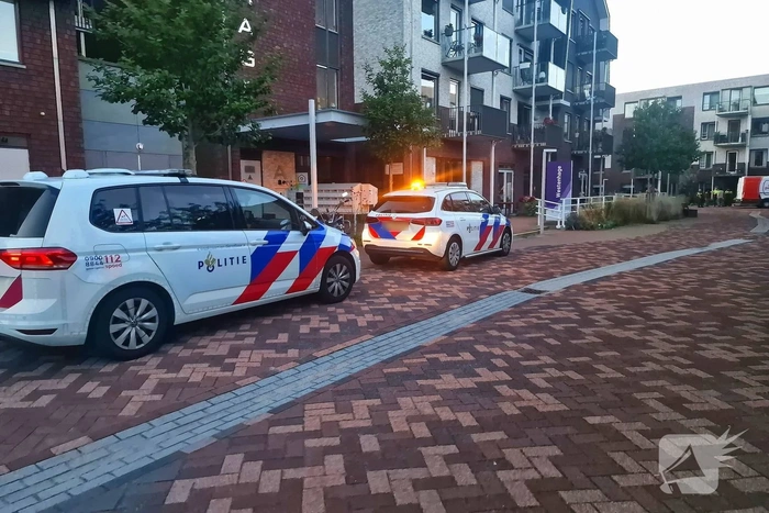 Bezorgbus botst tegen gevel woning