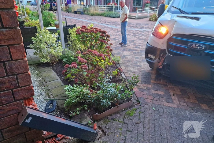 Bezorgbus botst tegen gevel woning