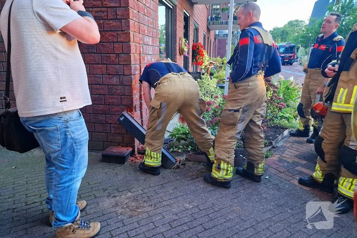 Bezorgbus botst tegen gevel woning