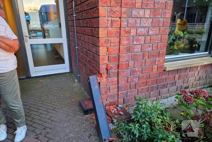 Bezorgbus botst tegen gevel woning