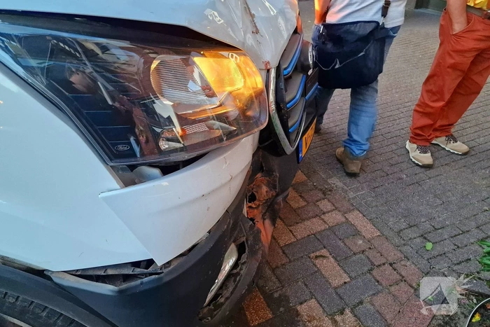 Bezorgbus botst tegen gevel woning