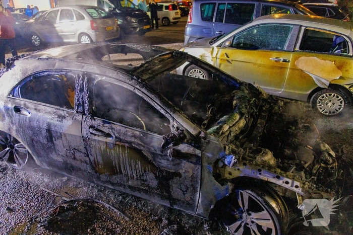 Auto brandt volledig uit op parkeerplaats