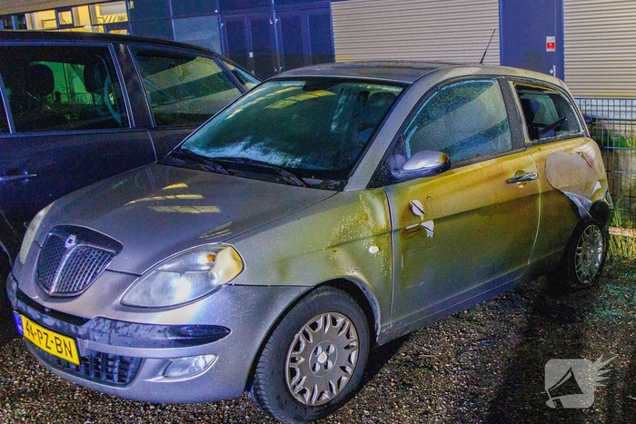 Auto brandt volledig uit op parkeerplaats