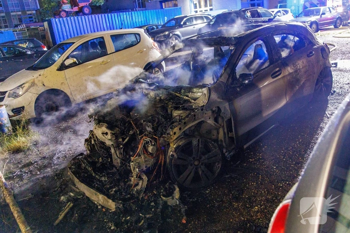 Auto brandt volledig uit op parkeerplaats