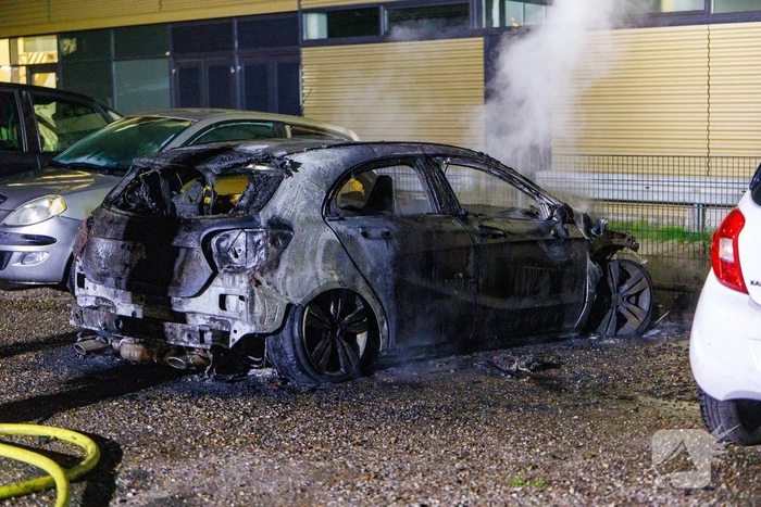 Auto brandt volledig uit op parkeerplaats