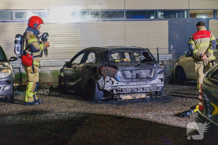 Auto brandt volledig uit op parkeerplaats