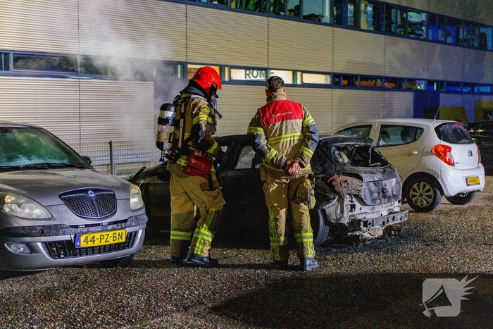 Auto brandt volledig uit op parkeerplaats