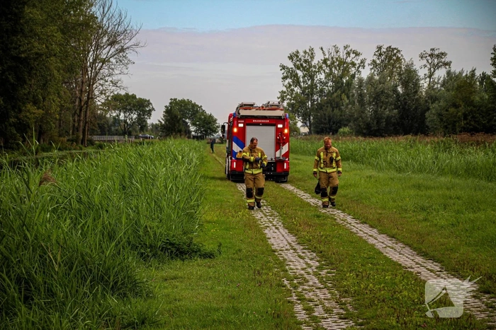 Brandweer redt stier uit greppel