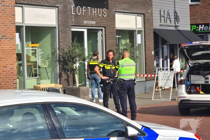 Agenten met kogelwerende vesten ter plaatse