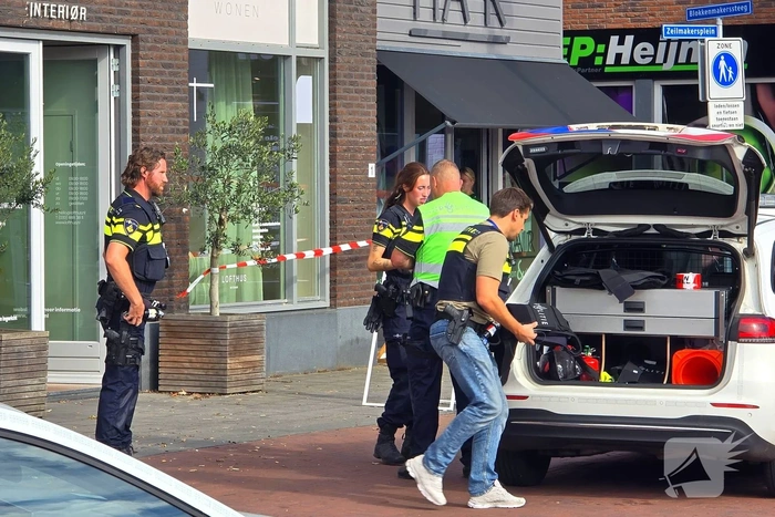 Agenten met kogelwerende vesten ter plaatse