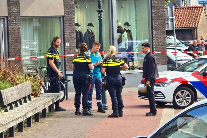Agenten met kogelwerende vesten ter plaatse