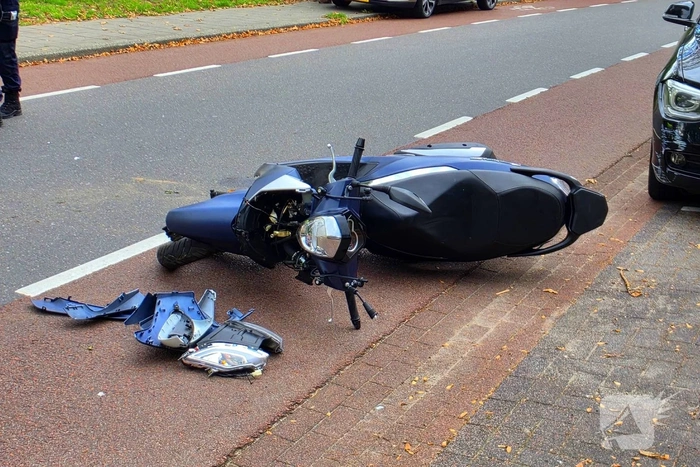 Scooter en auto botsen met letsel tot gevolg