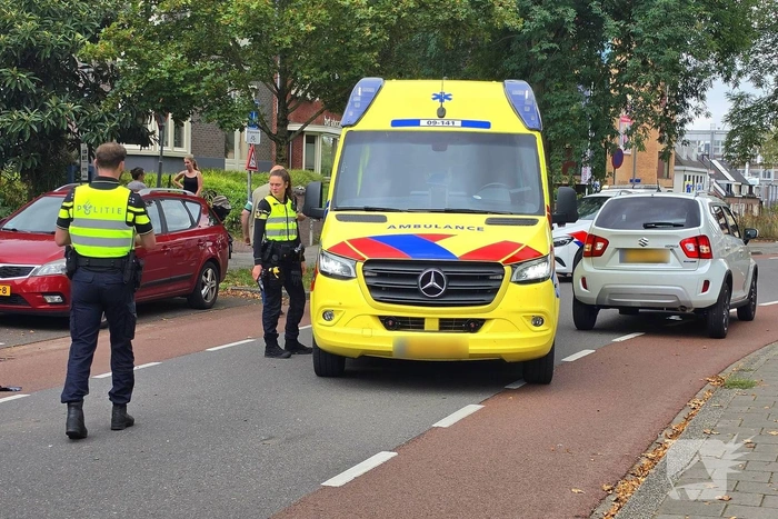 Scooter en auto botsen met letsel tot gevolg