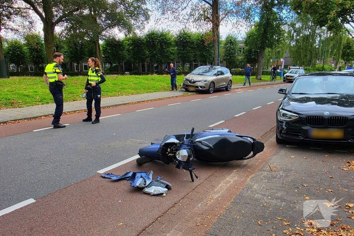 Scooter en auto botsen met letsel tot gevolg