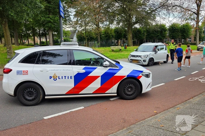 Scooter en auto botsen met letsel tot gevolg