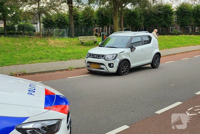 Scooter en auto botsen met letsel tot gevolg