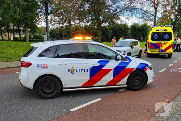 Scooter en auto botsen met letsel tot gevolg