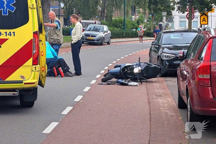 Scooter en auto botsen met letsel tot gevolg