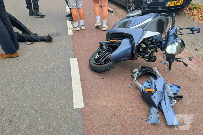 Scooter en auto botsen met letsel tot gevolg