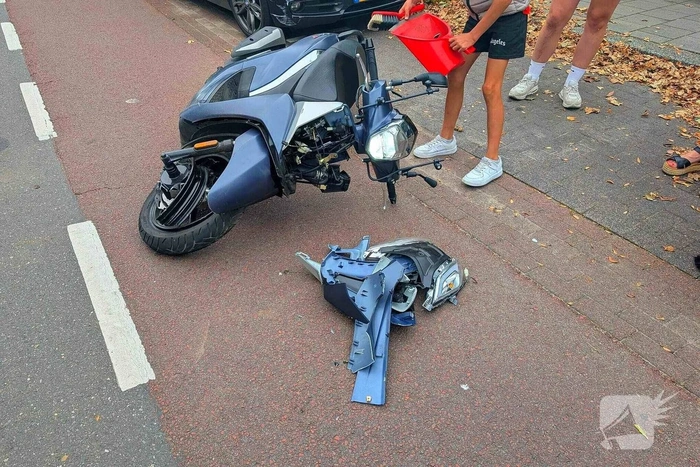 Scooter en auto botsen met letsel tot gevolg