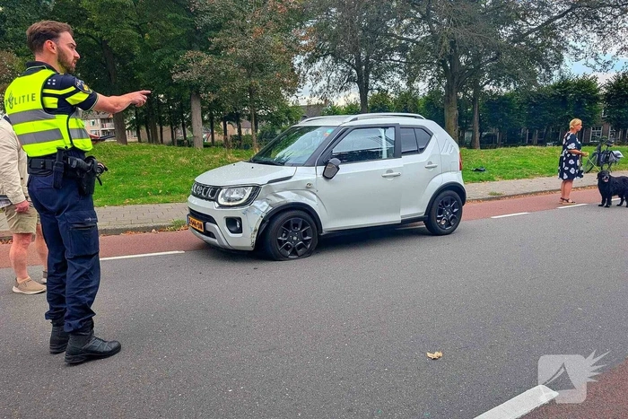 Scooter en auto botsen met letsel tot gevolg